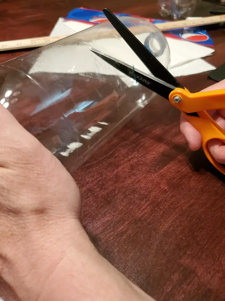 Cutting bottle with scissors